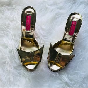 Betsey Johnson Metallic Gold Heels with bow 6